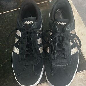 Black Adidas suede metallic sneakers tennis shoes size 8.5
